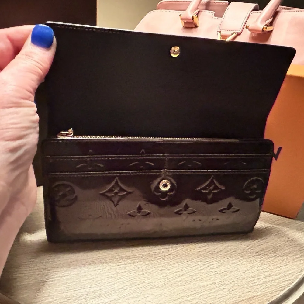 LOUIS VUITTON ‘Amarante Monogram Vernis Sarah’ Wallet. Beautiful patent leather! - Picture 8 of 9